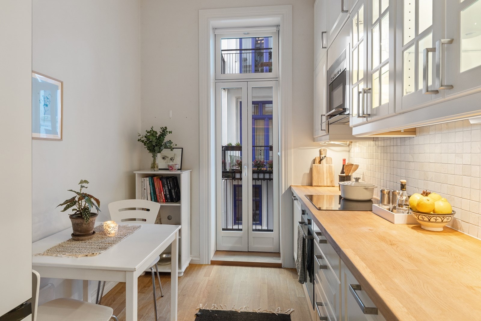 Kjøkkeninnredning fra 2010 med profilerte fronter, flislagt vegg over kjøkkenbenk og heltre benkeplate. Selger opplyser at benkeplaten nylig ble slipt og lakkert (desember 2025). Galleribilde