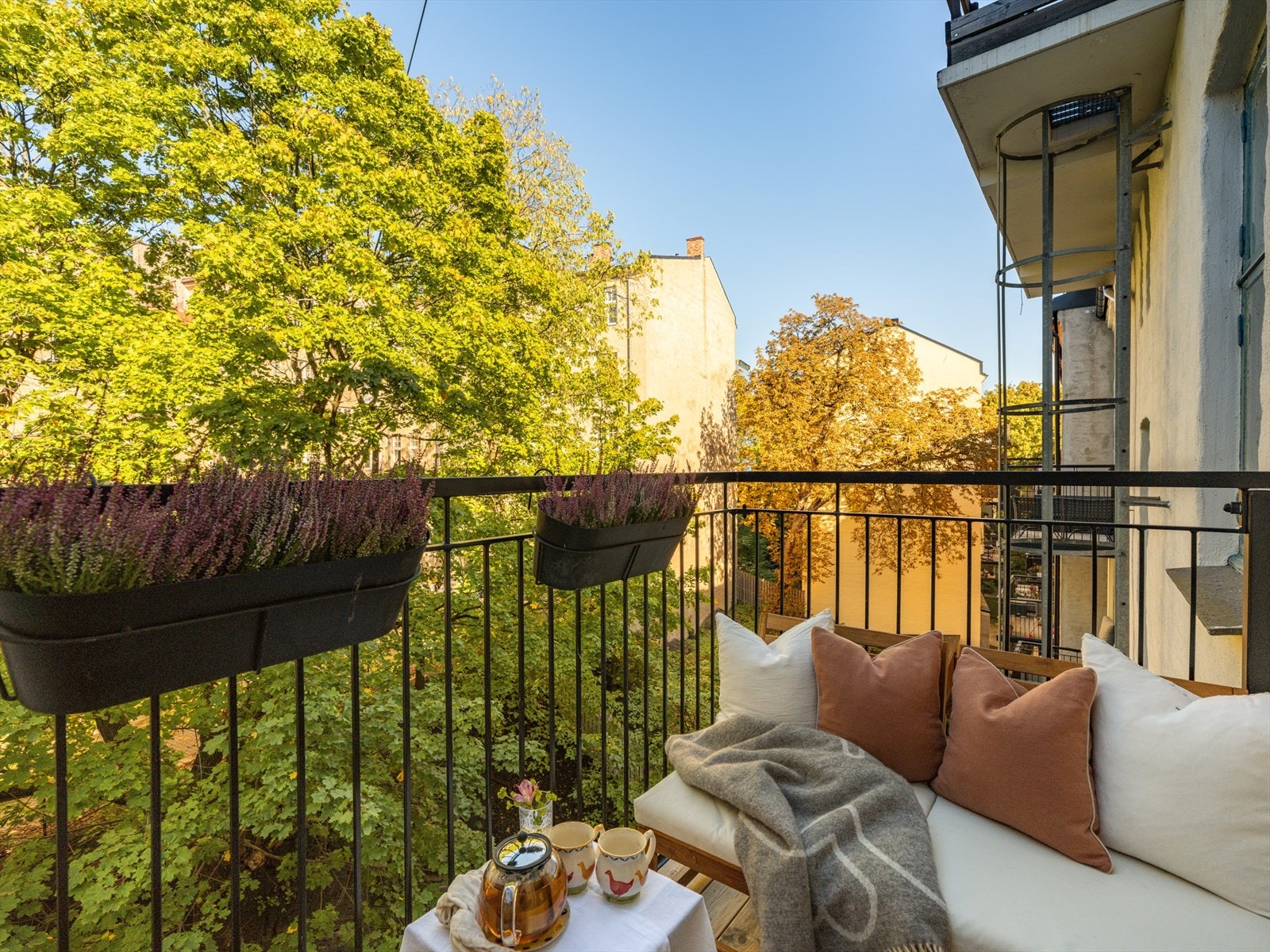 Balkongen vender mot bakgården og har et idylliske og frodig utsyn store deler av året. Galleribilde