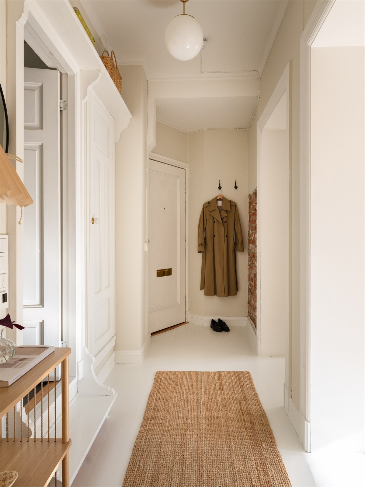 Hyggelig entré/gang med funksjonelle og smarte løsninger for oppbevaring. Galleribilde