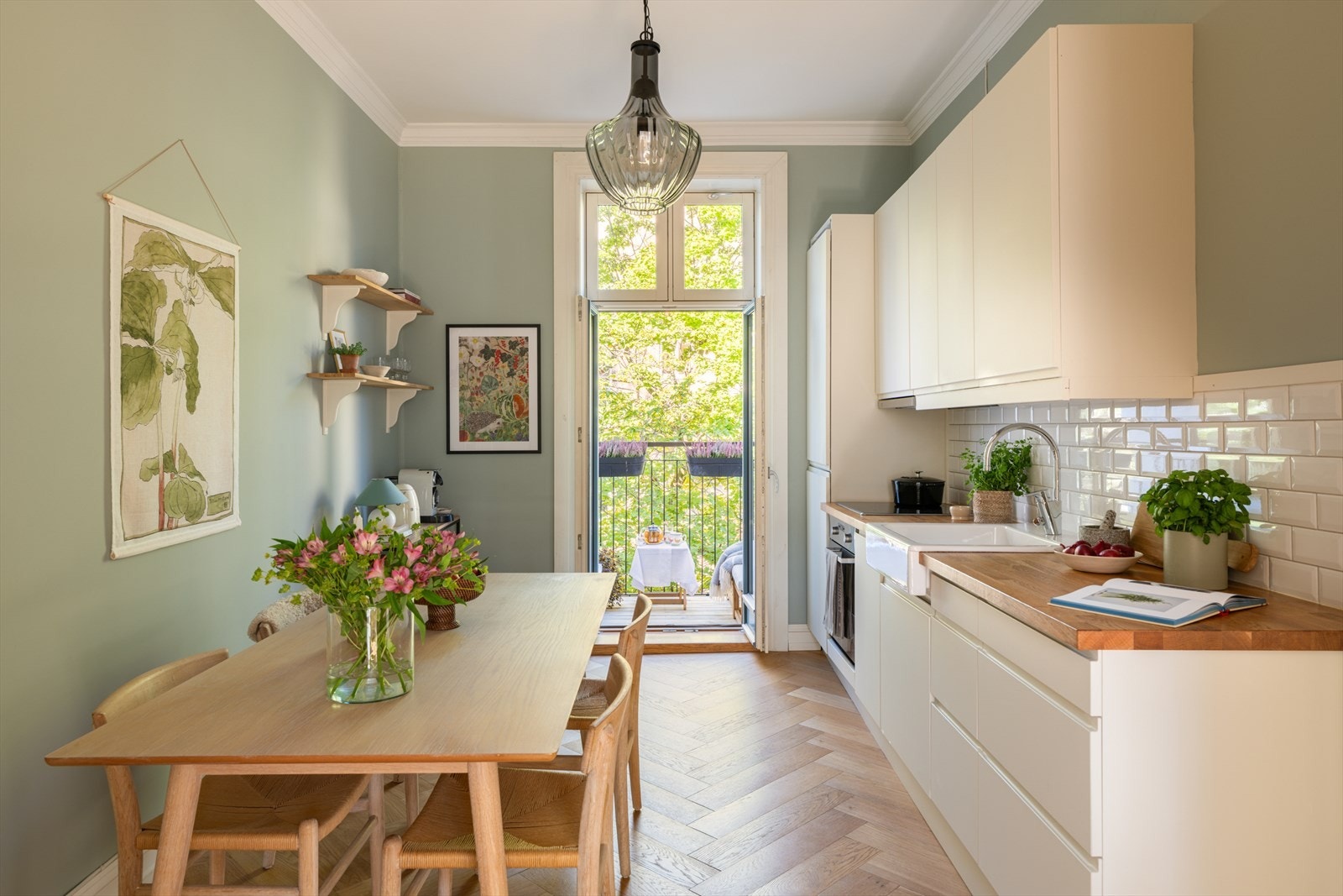 Innbydende og romslig kjøkken med plass til en stor spisegruppe. Galleribilde