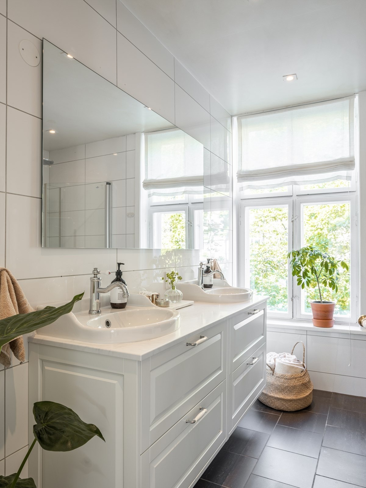 Romslig og flislagt baderom med gulvvarme og opplegg til vaskemaskin og tørketrommel. Galleribilde