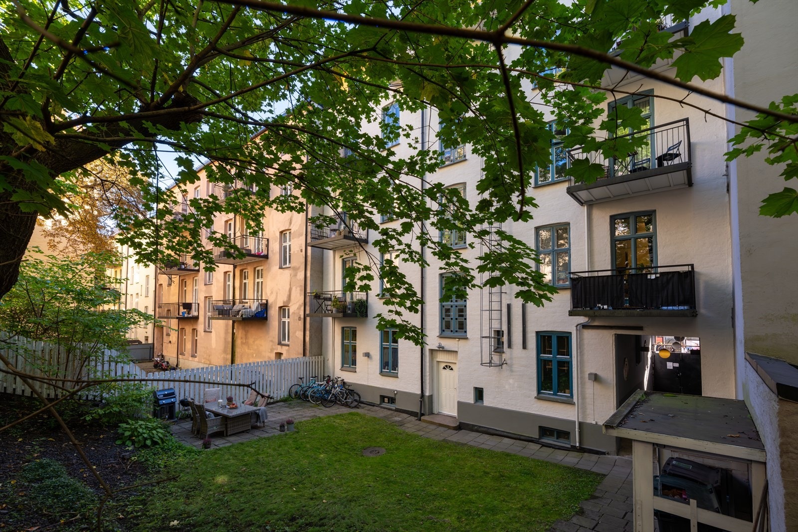Skjermet bakgård med grønne omgivelser. Galleribilde