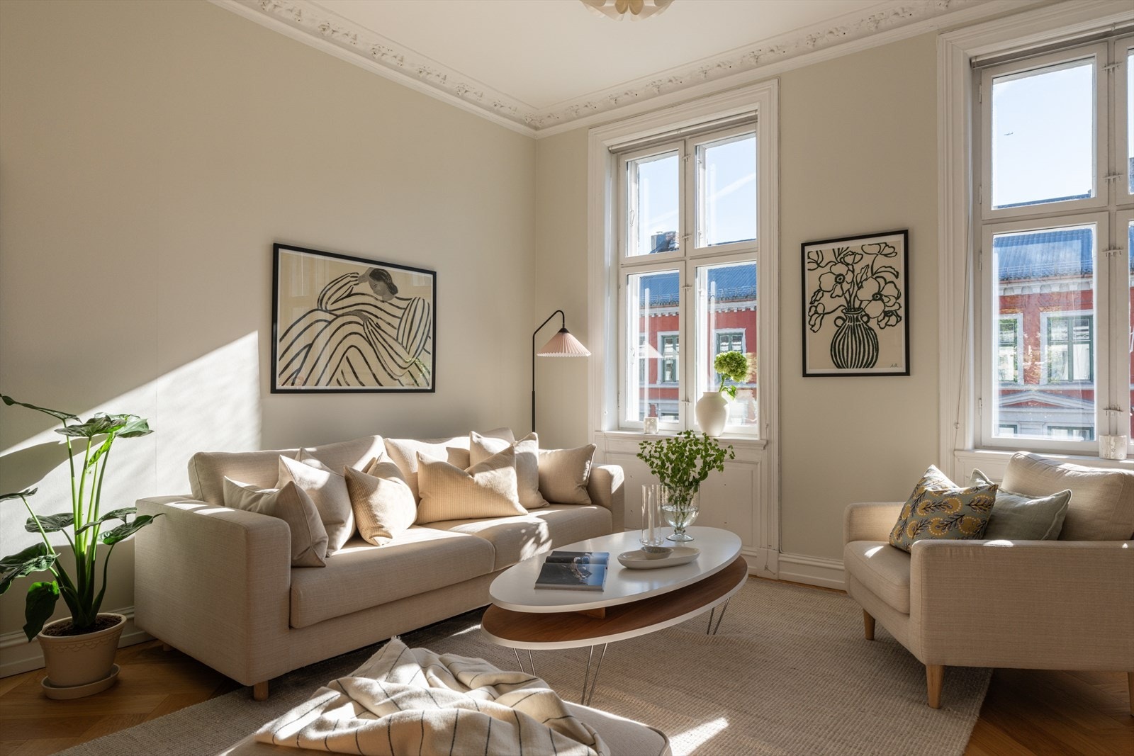 Store vinduer med dype karmer sørger for et nydelig lysinnslipp. Galleribilde