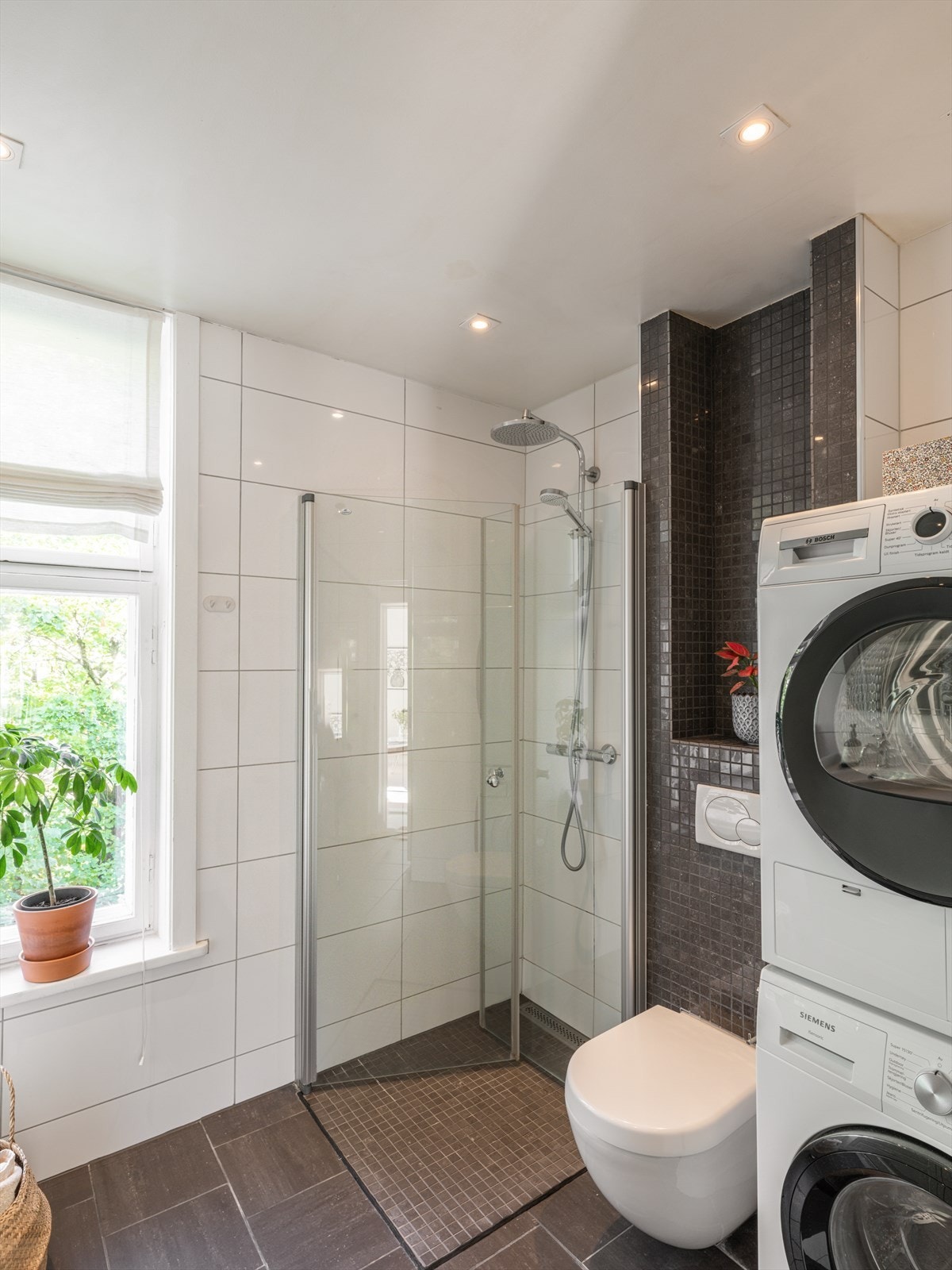 Dusjnisje med innfellbare glassdører. Galleribilde