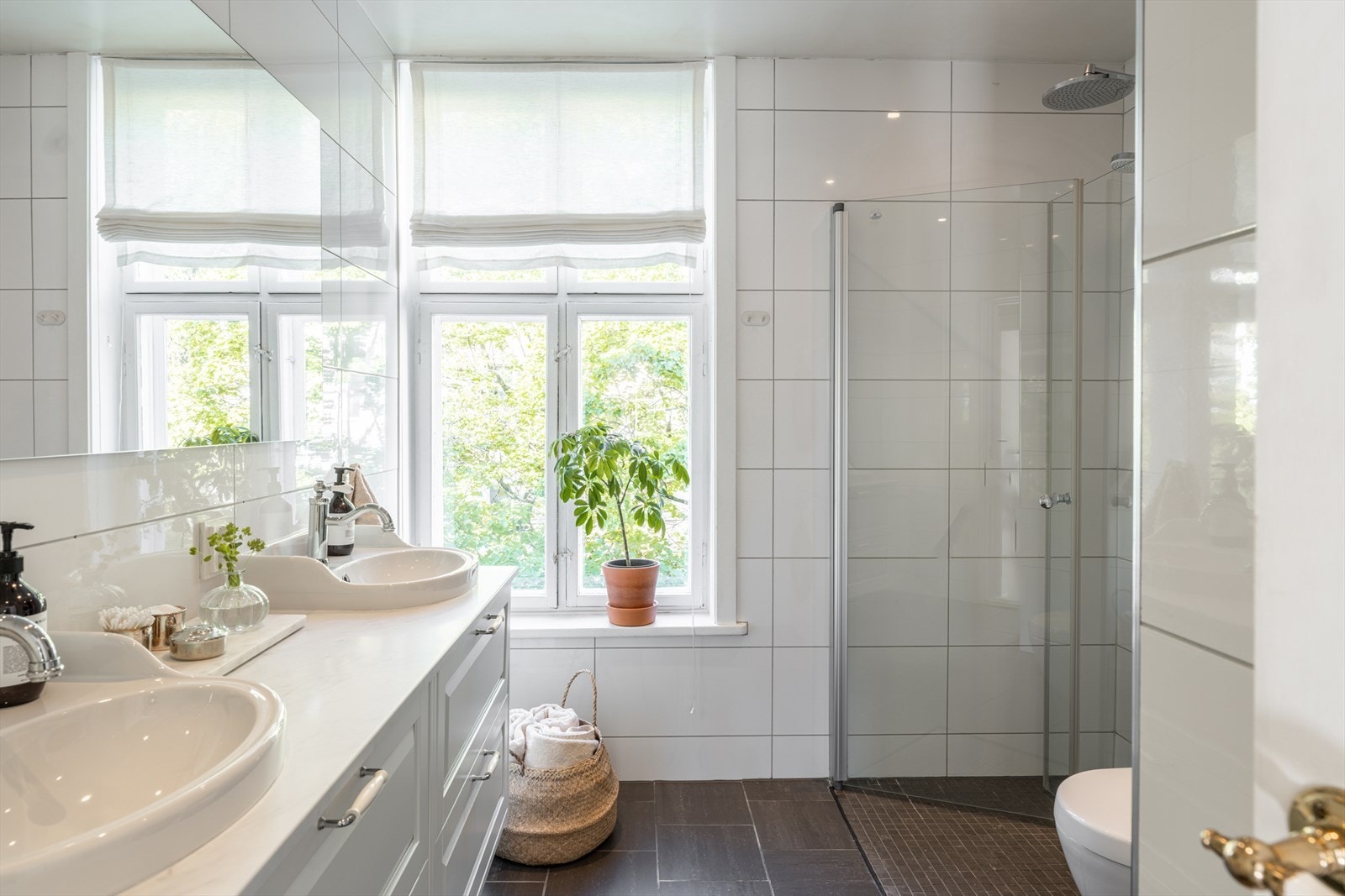 Baderomsmøbelet ble oppgradert i 2025 med klassisk innredning og armaturer samt dobbel servant. Galleribilde