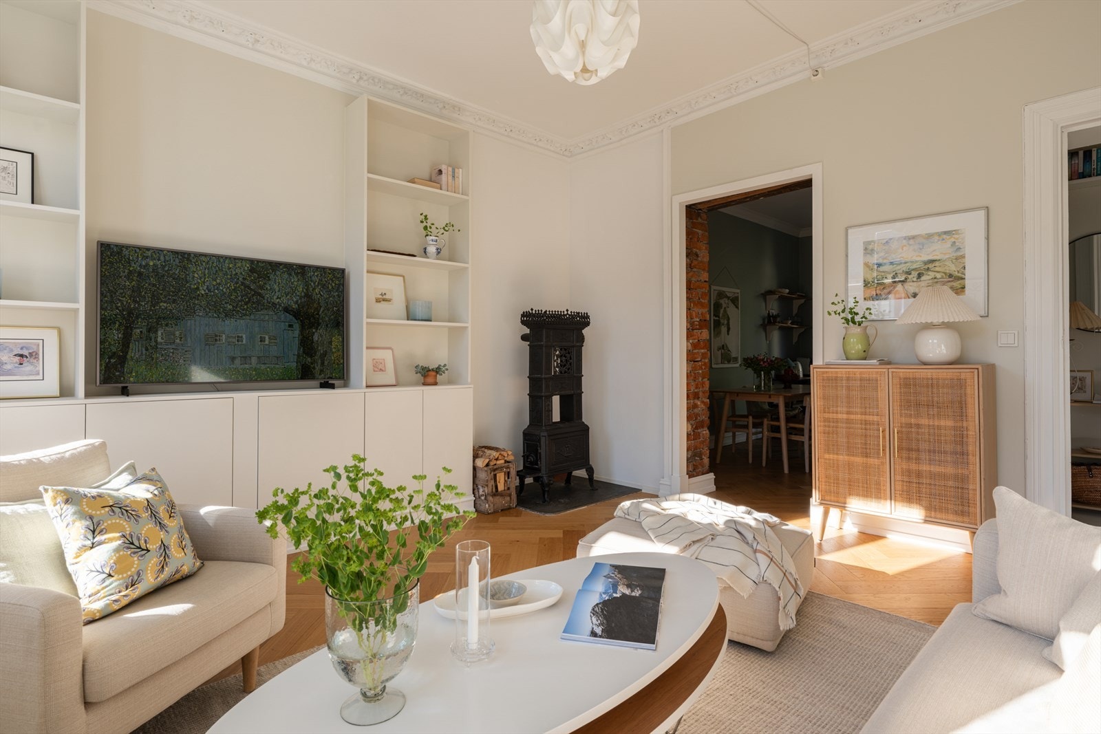 Peisen er ikke bare et pent smykke til rommet, men også en god varmekilde i stuen. Galleribilde