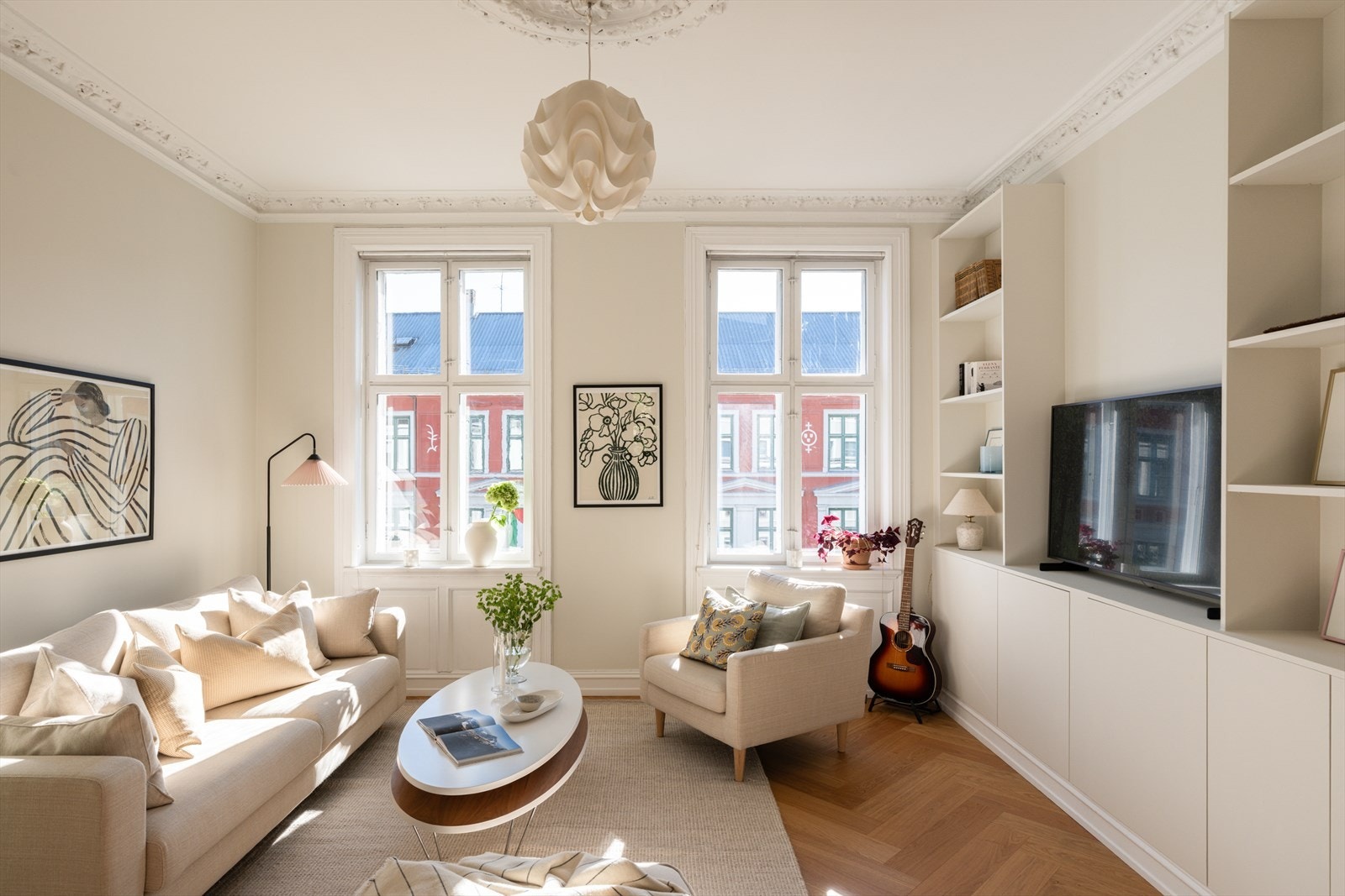 Kvaliteter som bl.a. generøs takhøyde, stukkatur og rosett samt et flott gulv i fiskebensparkett, gjør denne boligen svært ettertraktet. Galleribilde