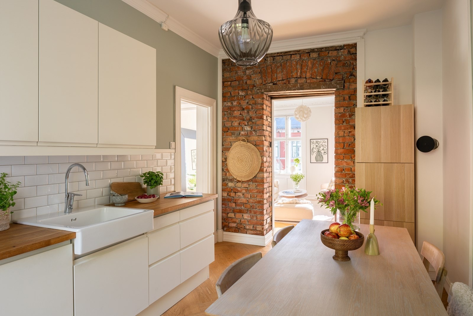 Fin kontrast med teglsteinsvegg. Galleribilde