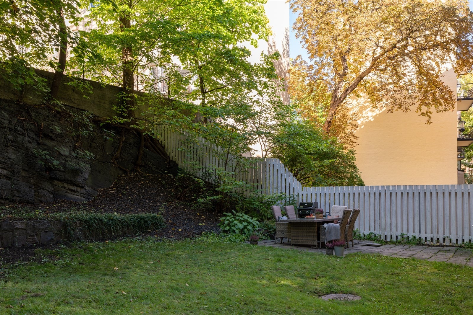 Sittegruppe og grill - et hyggelig samlingspunkt for sameiet. Galleribilde