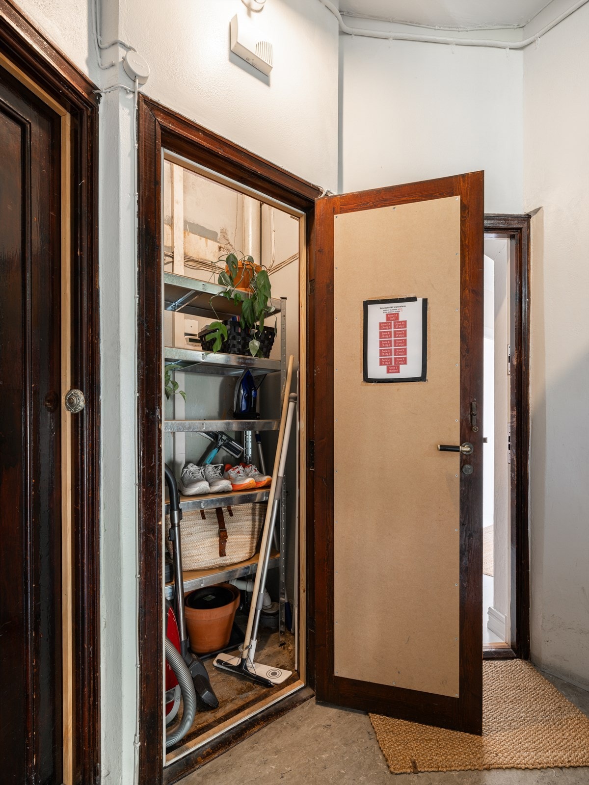 Praktisk bod rett ved entréen. Her kan man oppbevare utstyr som støvsuger, strykebrett etc. Galleribilde