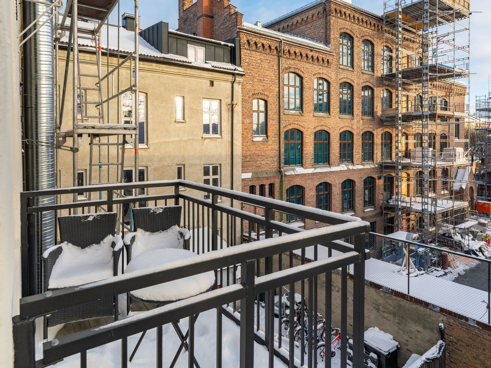 Balkongen har stålkonstruksjon med adkomst fra stue/kjøkken, terrassebord på dekke og rekkverk i stål. Rekkverkshøyde er målt til 110 cm. Galleribilde