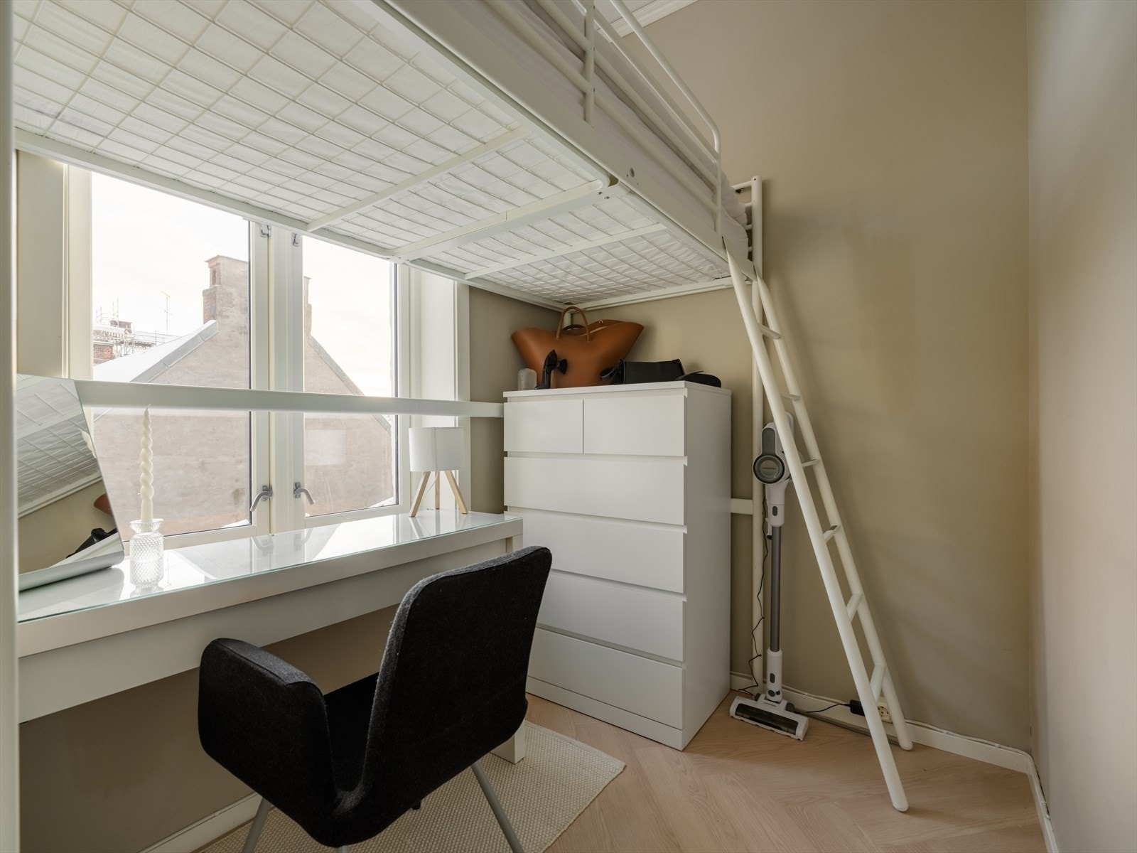 Plassbesparende løsning med skrivebord under seng gir effektiv utnyttelse av rommet. Galleribilde