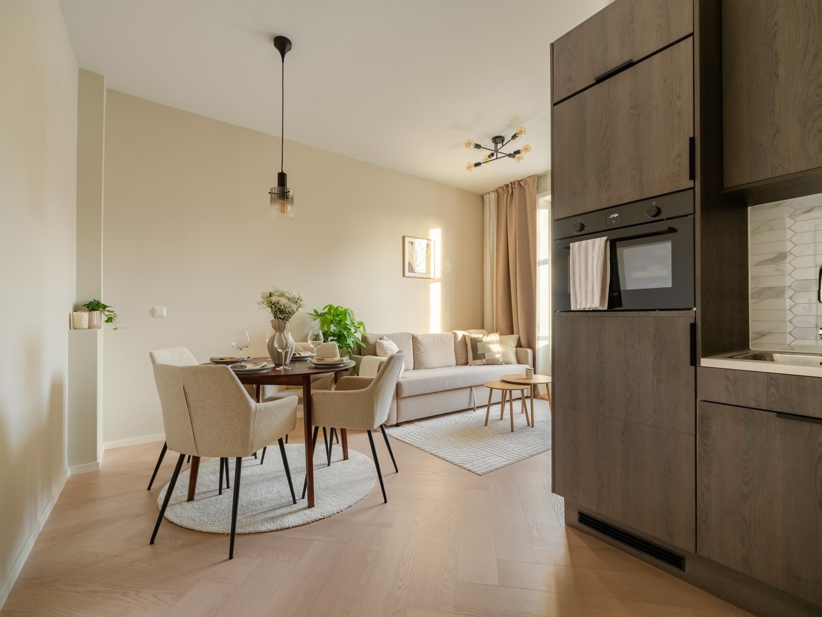 God takhøyde på ca. 2,88 meter bidrar til en luftig romfølelse. Galleribilde