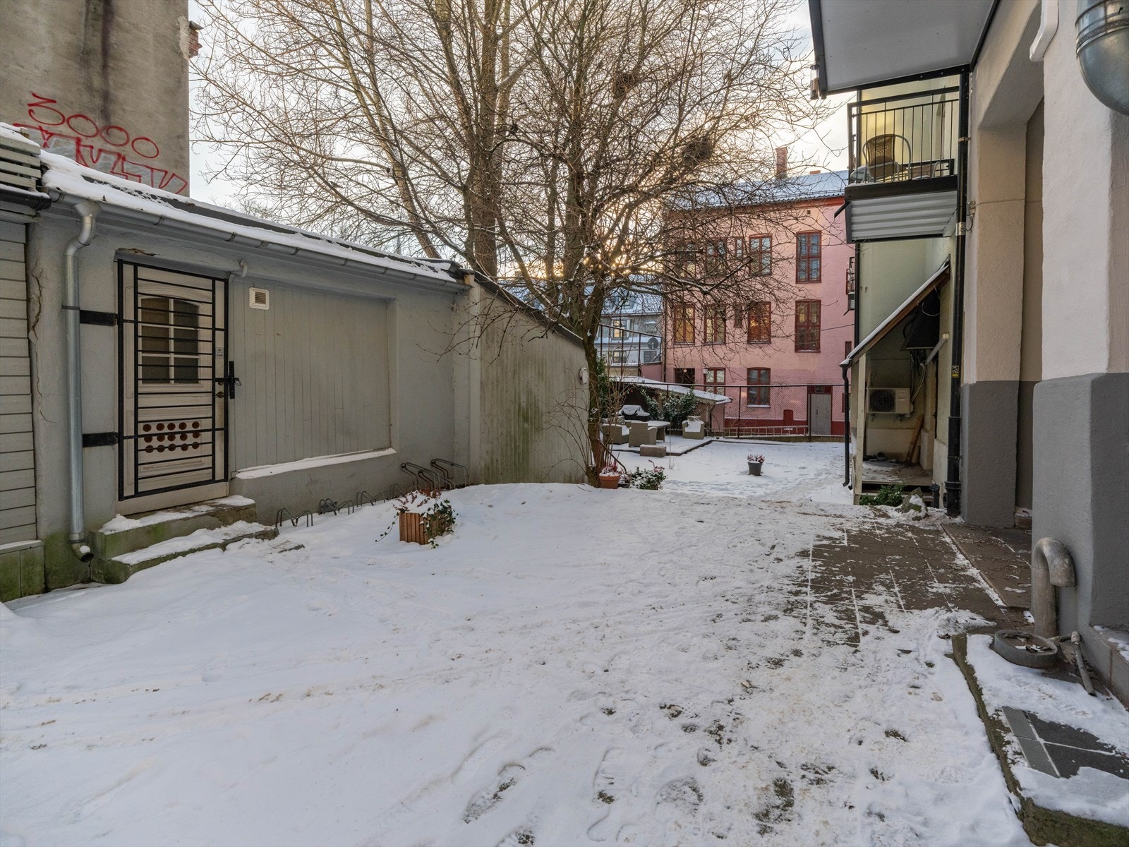 Tomten er pent opparbeidet med stensatt grunn og ulik beplantning. Galleribilde