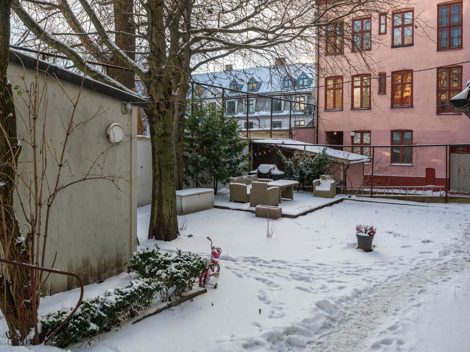 Det er flere sittemuligheter i hagen, som gir rom for avslapning og samvær. Galleribilde