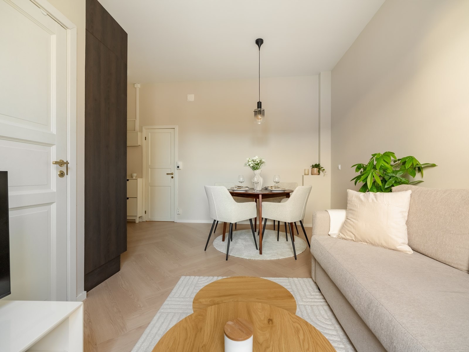 Den arealeffektive planløsningen gir god plass til både sofagruppe og spisebord. Galleribilde