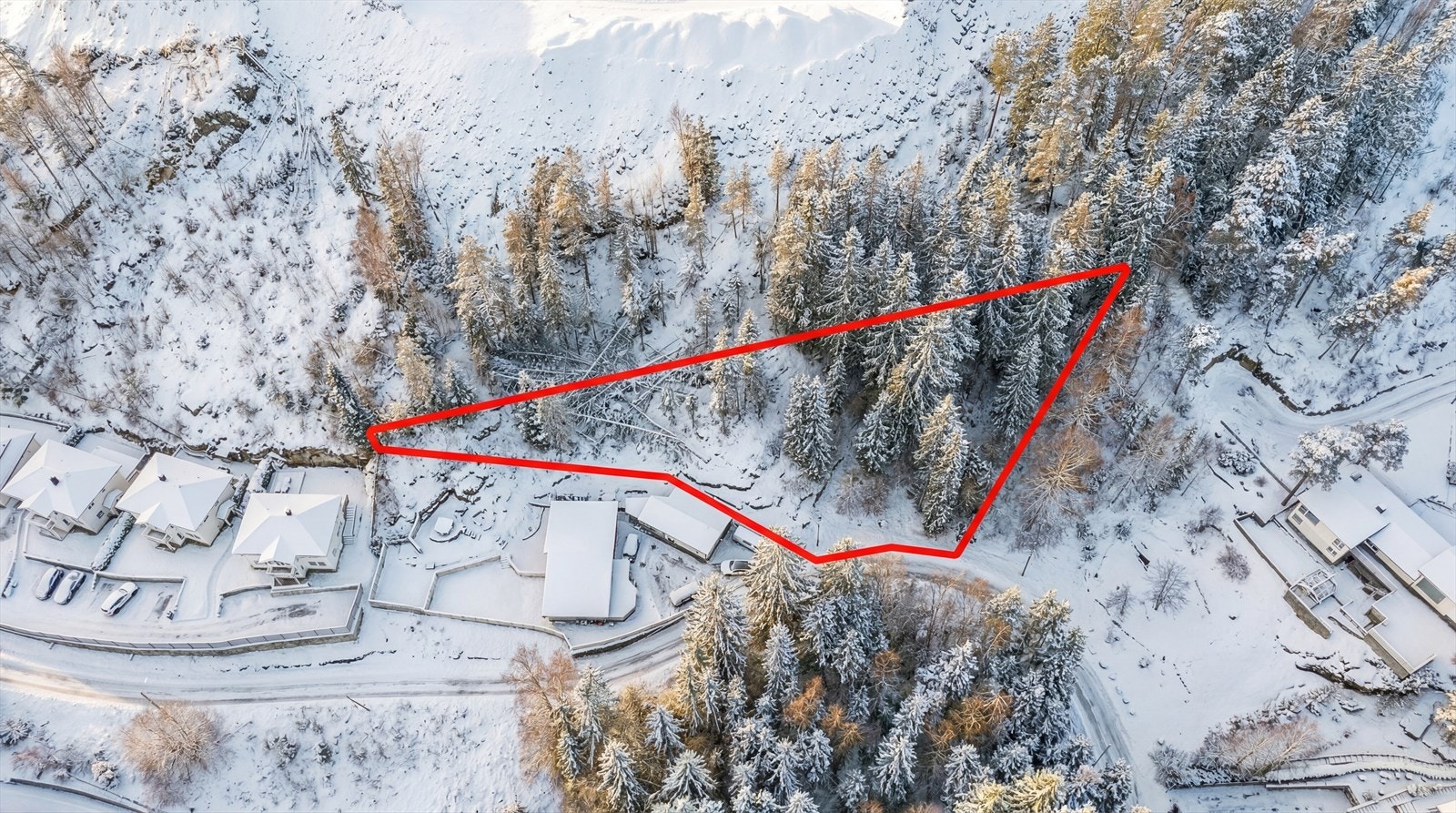 Emera Eiendomsmegling v/Solveig Granlund har gleden av å presentere Kirkebyvegen 69, en ubebygd råtomt i et attraktivt og veletablert boligområde på Kirkeby i Rælingen kommune. Foto: Flytende film - Thor Øyvind Borgersen Galleribilde