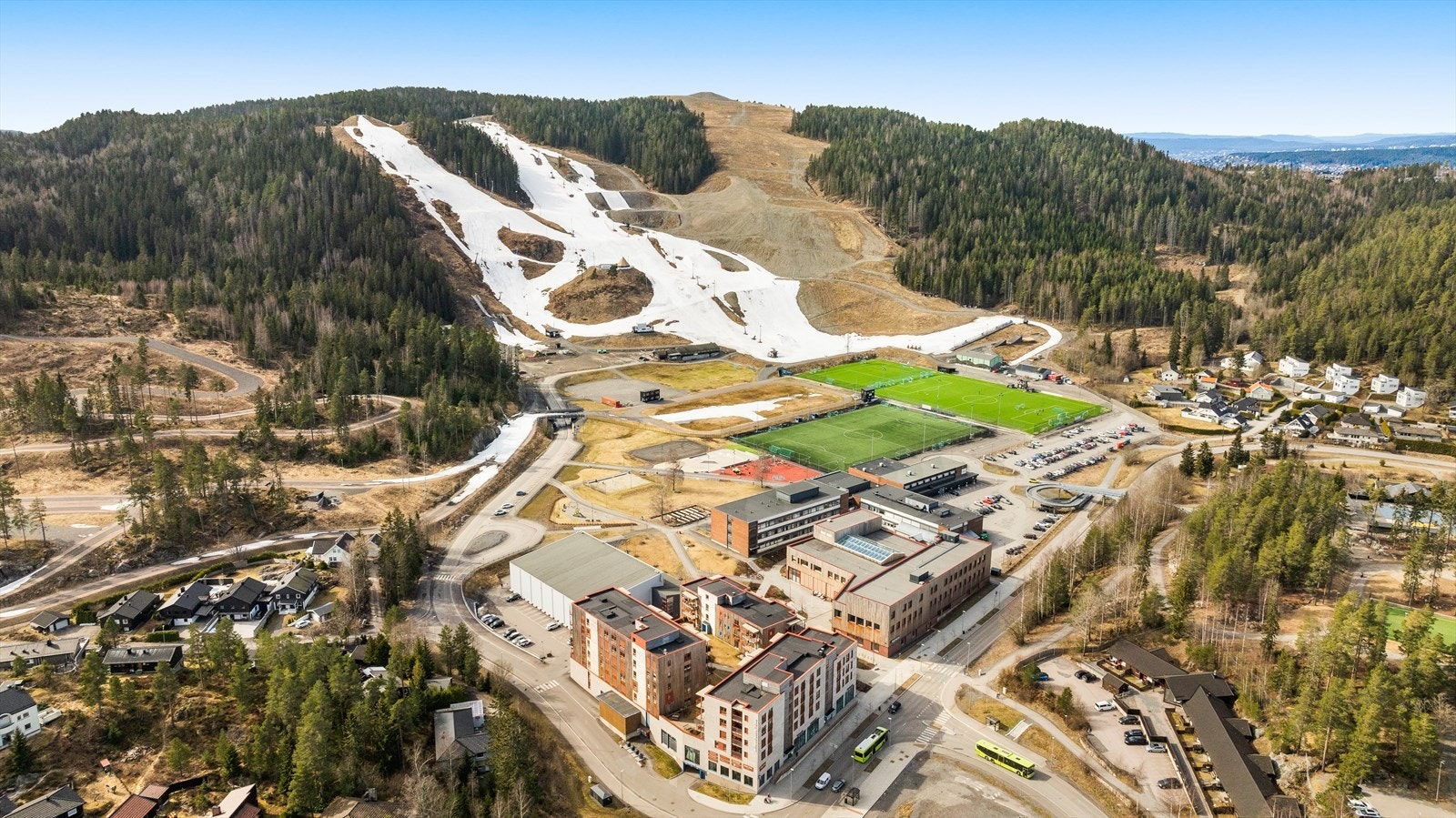 Marikollen Idrettspark ligger i kort avstand fra Kirkebyvegen 69 og er et populært bolig- og fritidsområde i kommunen. Galleribilde