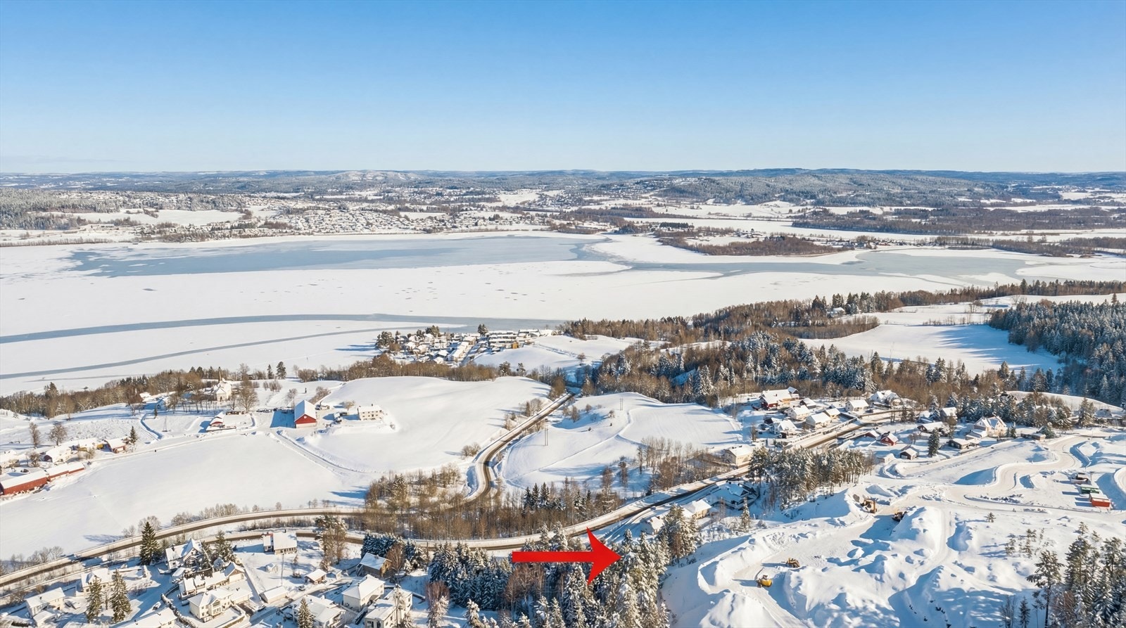 Det er landlig og naturskjønn utsikt til Svellet og Øyeren. (Bilde er tatt tidligere i 2025 og det er foretatt hogst på deler av tomta i etterkant.) Galleribilde