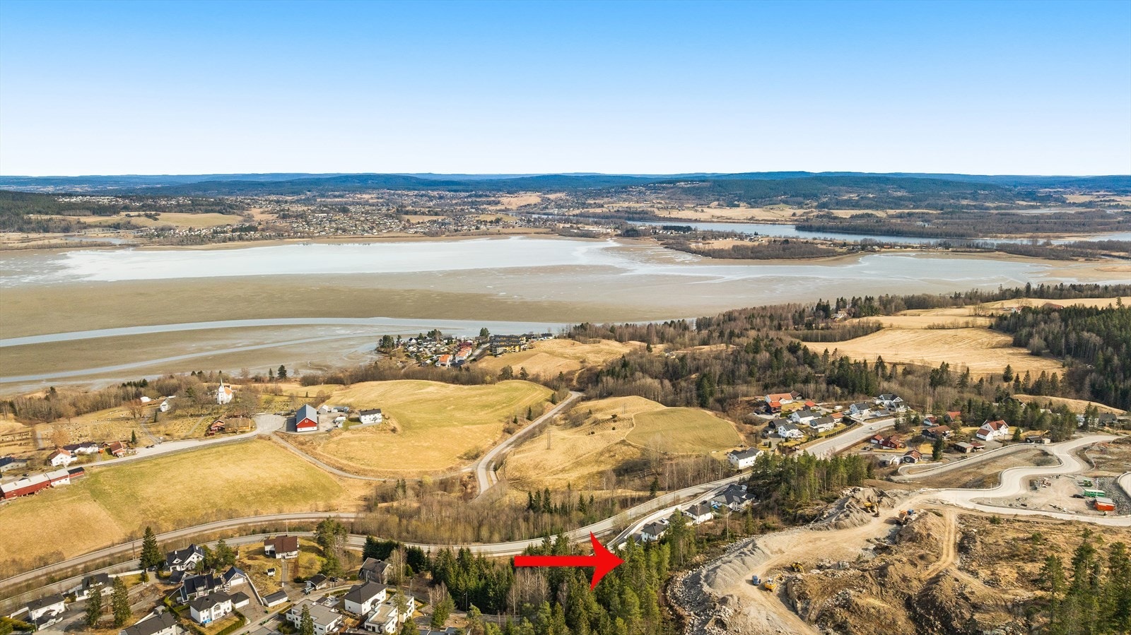 Det er landlig og naturskjønn utsikt til Svellet og Øyeren som pt. har betydelig redusert i vannmengde i påvente av snøsmelting og økt vannmengde i vassdrag og elver. Bilde er fra april 2025. Galleribilde