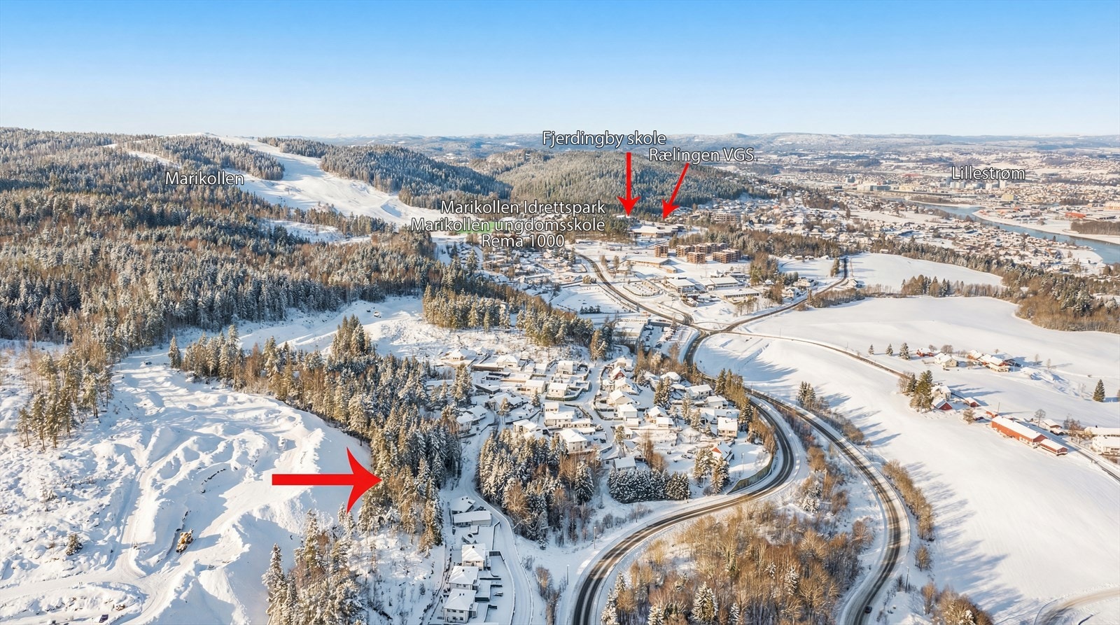 Tomta ligger på et høydedrag og med nærhet til Marikollen idrettspark, Fjerdingby barneskole, Marikollen ungdomsskole og Rælingen videregående skole. Galleribilde