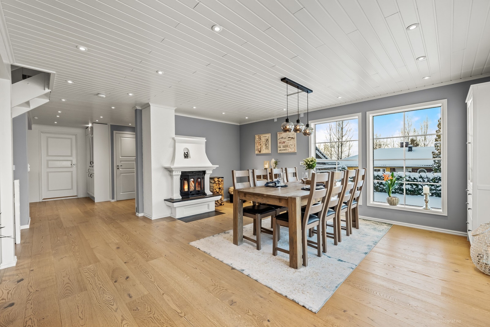 Innvendige overflater i 1. etasje: Parkett og fliser på gulv. Malte vegger. Panel i himling. Galleribilde