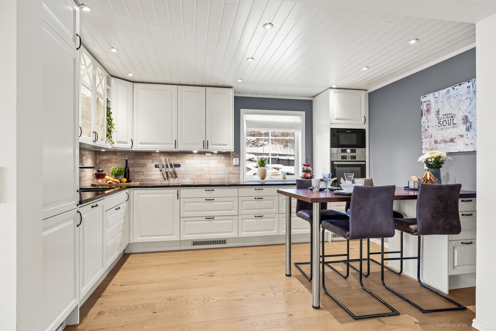 Klassisk og profilert Epoq-kjøkkeninnredning fra 2020 med helintegrerte hvitevarer Galleribilde