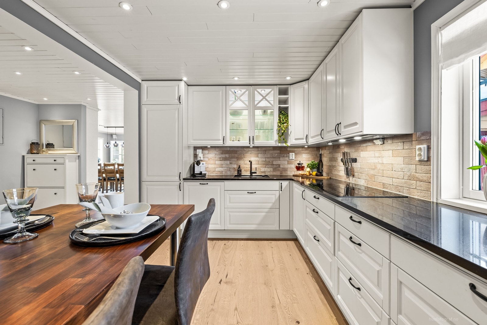 Praktisk kjøkkenhalvøy med underskap og barløsning. Galleribilde