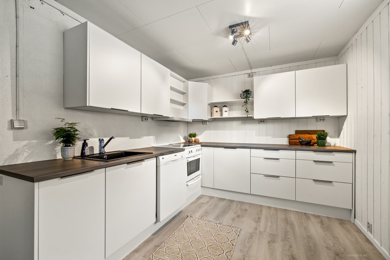 Kjøkkeninnredning med over- og underskap i hvit samt glatt utførelse - Rommet er ikke godkjent for varig opphold Galleribilde