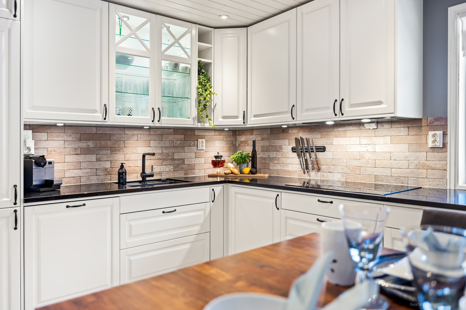 Over- og underskap samt vitrineskap i hvit utførelse Galleribilde