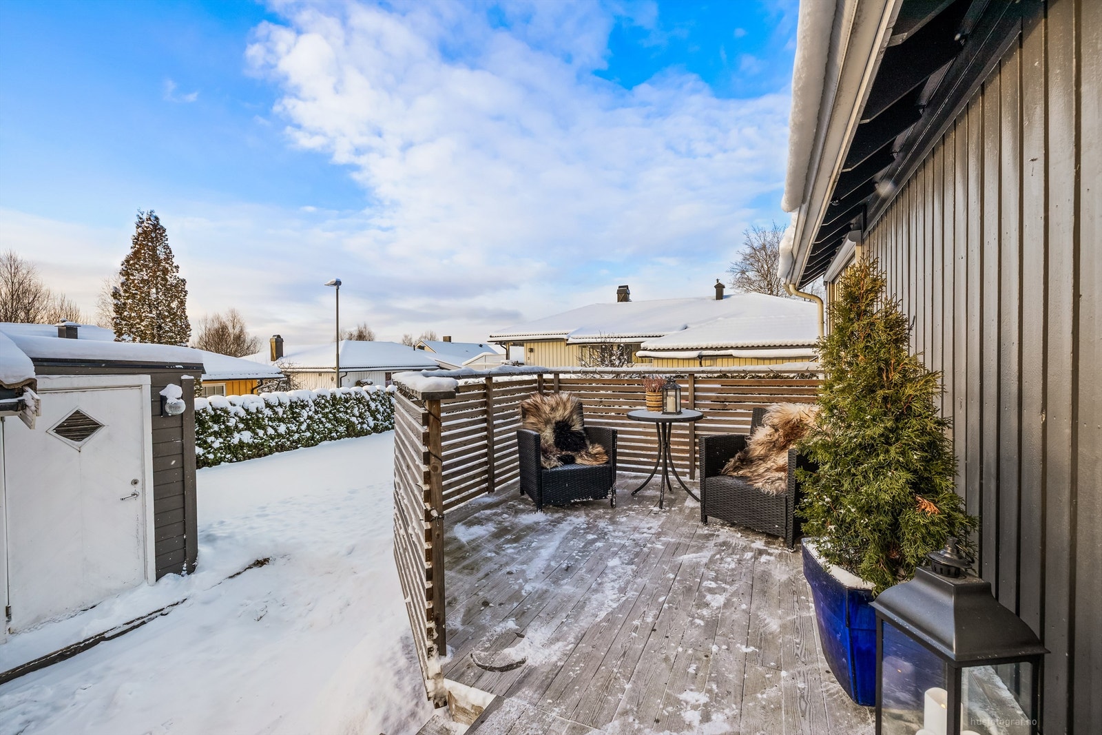 Vestvendt veranda på ca. 12 kvm (ikke byggemeldt) i tilknytning til inngangspartiet Galleribilde