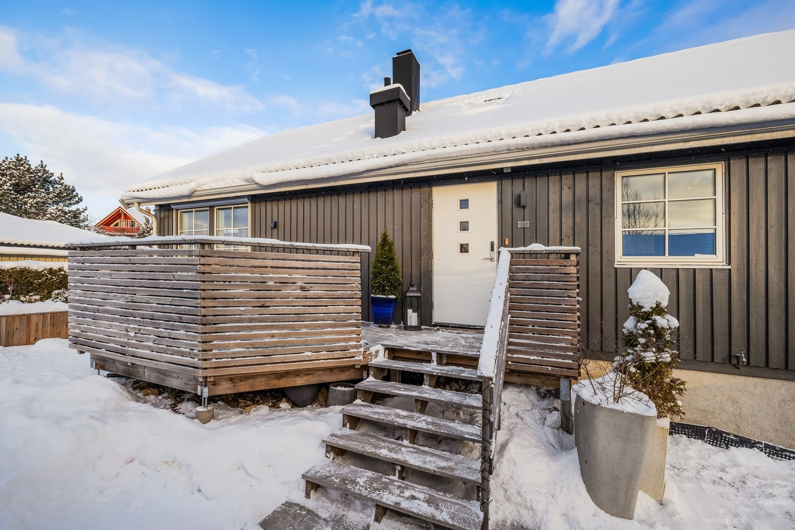 Fra gårdsplassen er det utvendig trappeadkomst (ikke byggemeldt) til boligens inngangsparti i 1. etasje Galleribilde