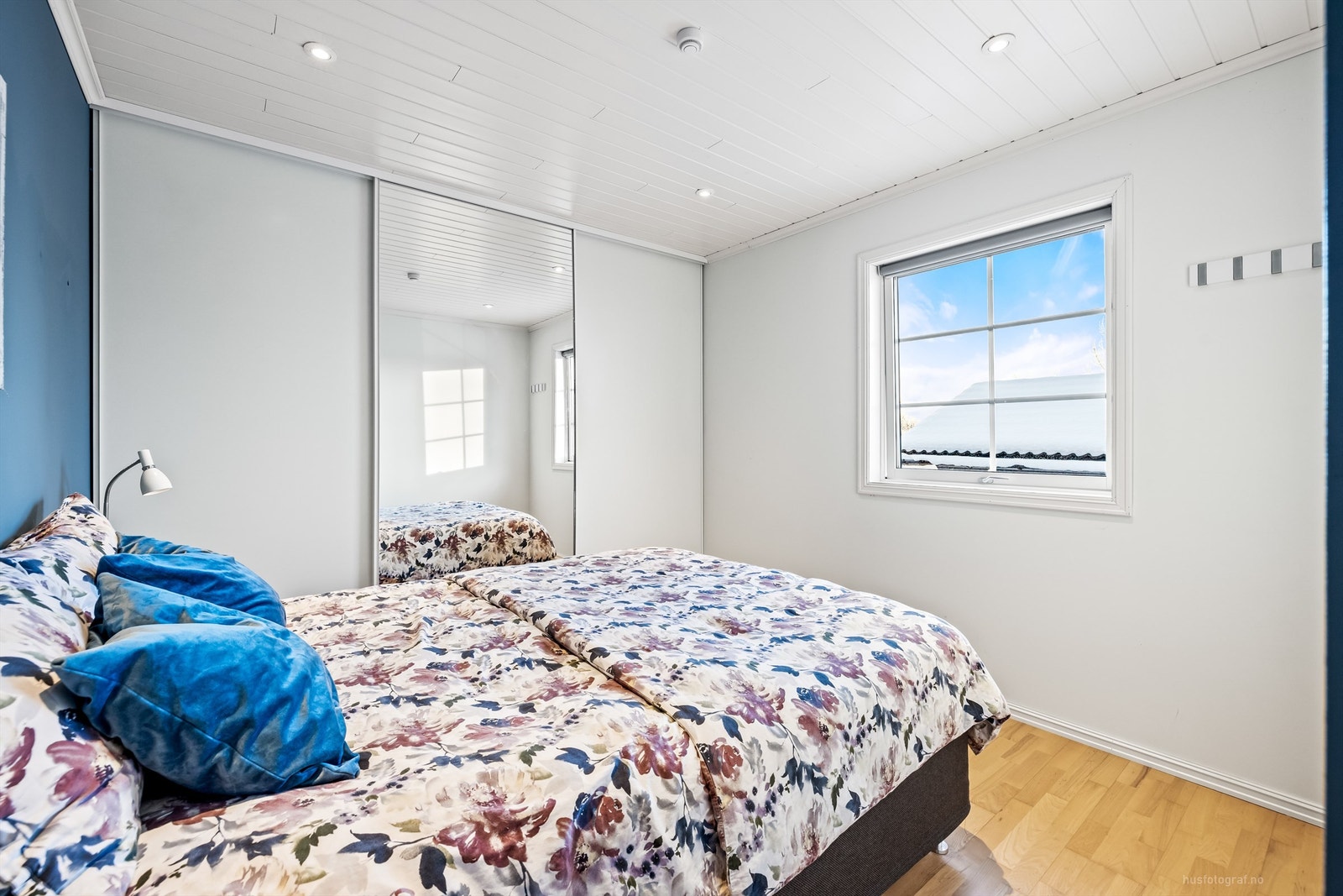 Soverom i 1. etasje med skyvedørsgarderobe Galleribilde