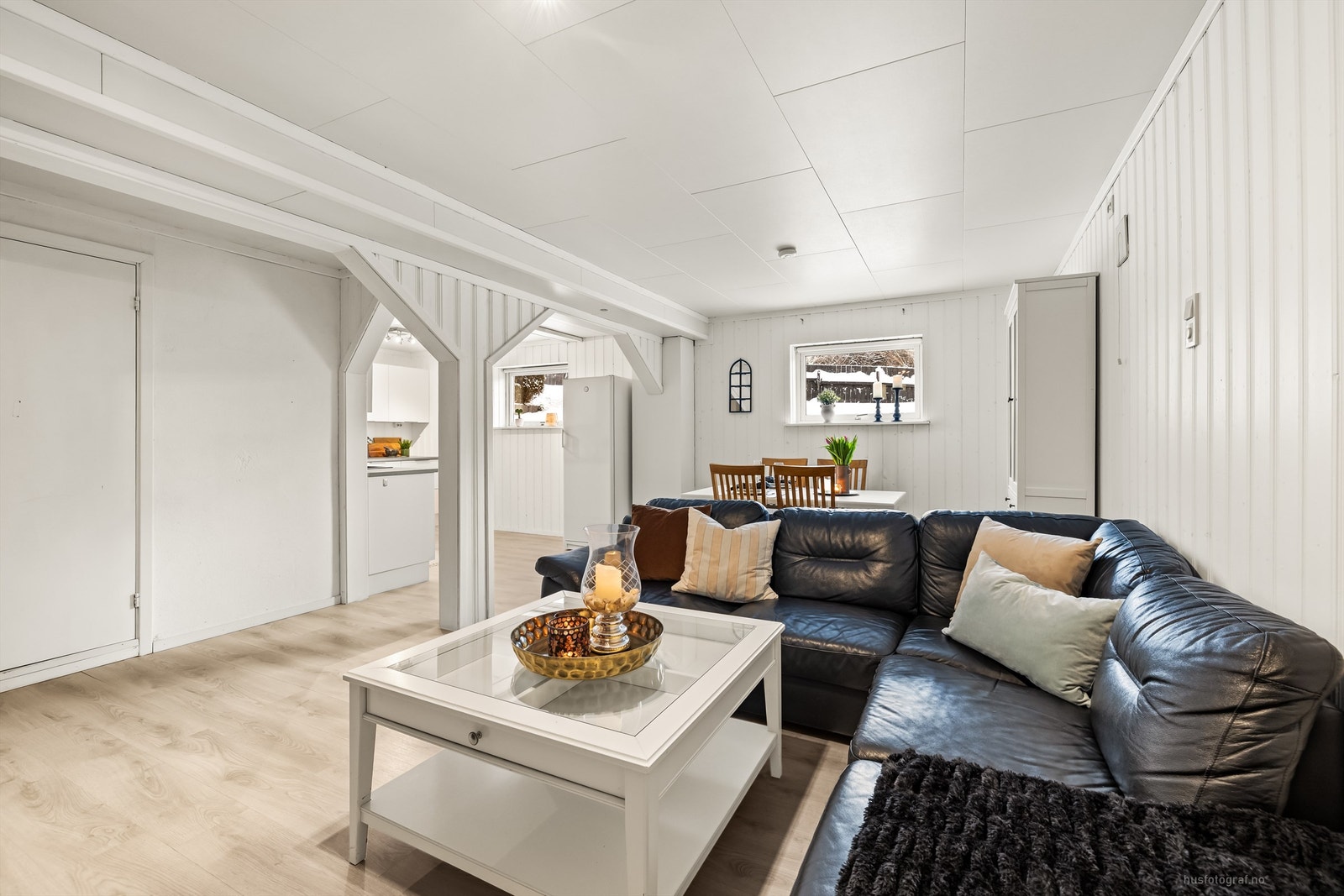 I kjelleren er det en kjellerstue som har åpen løsning mot en kjøkkendel - Rommet er ikke godkjent for varig opphold Galleribilde