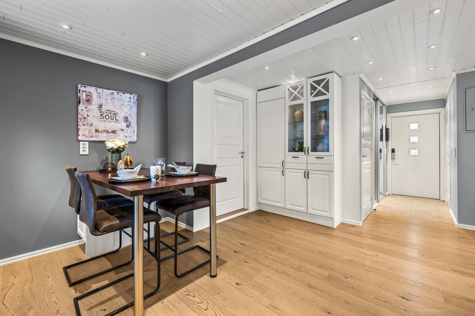 Tilsvarende utførelse på høyskap med vitrineskap i seksjon Galleribilde