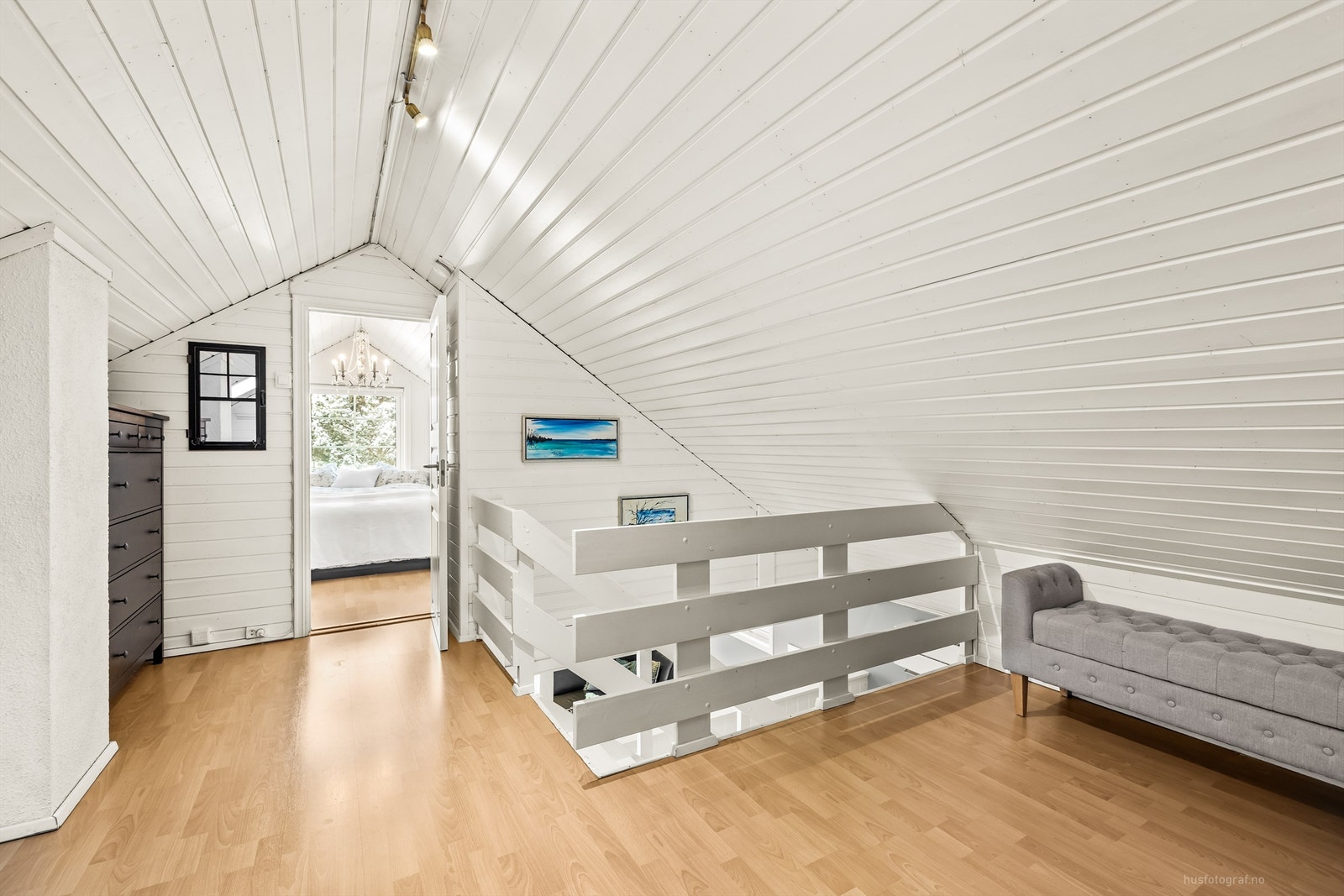 Innvendige overflater i 2. etasje: Laminat på gulv. Panel på vegger og i himling Galleribilde