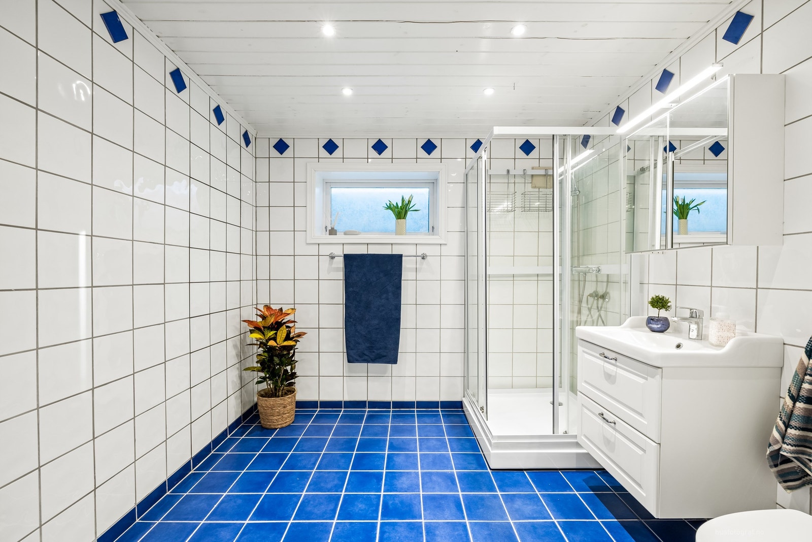 I kjelleren er det et romslig eldre bad med downlights i tak og gulvvarme Galleribilde