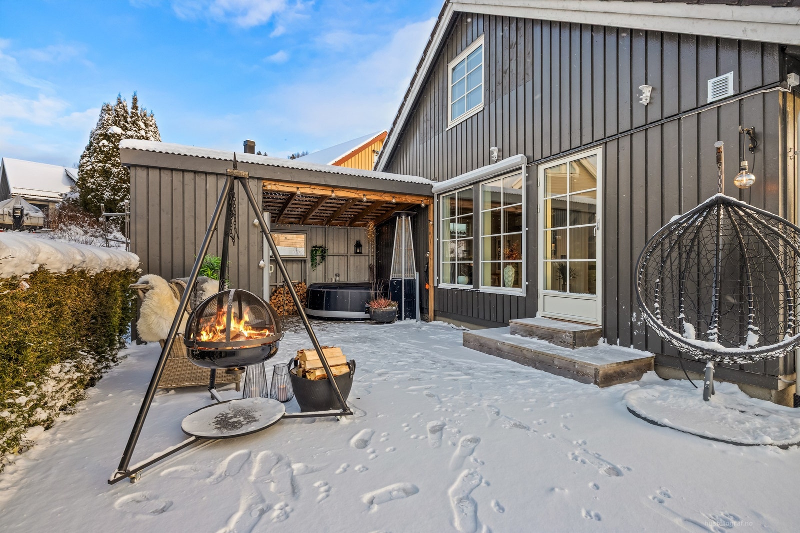 Deler av terrassen er takoverbygget og delvis innkledd (ikke byggemeldt) Galleribilde