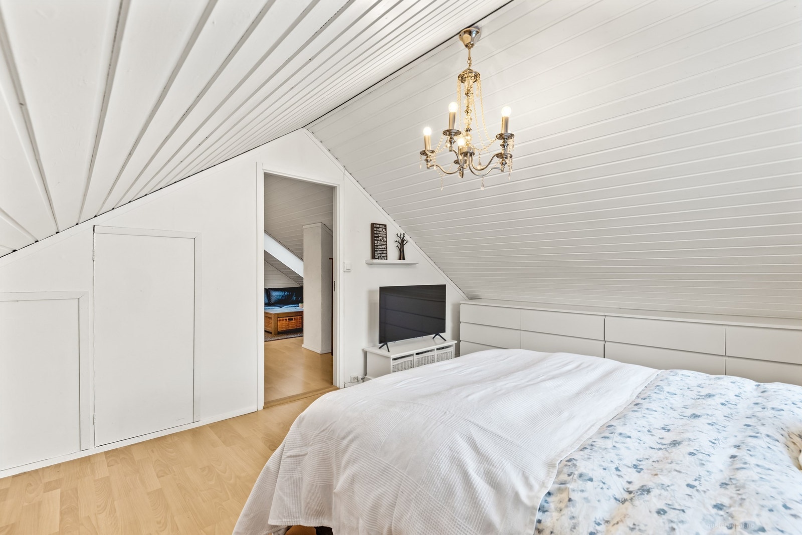 Det ene rommet har to innebygde skap i hvit og glatt utførelse Galleribilde