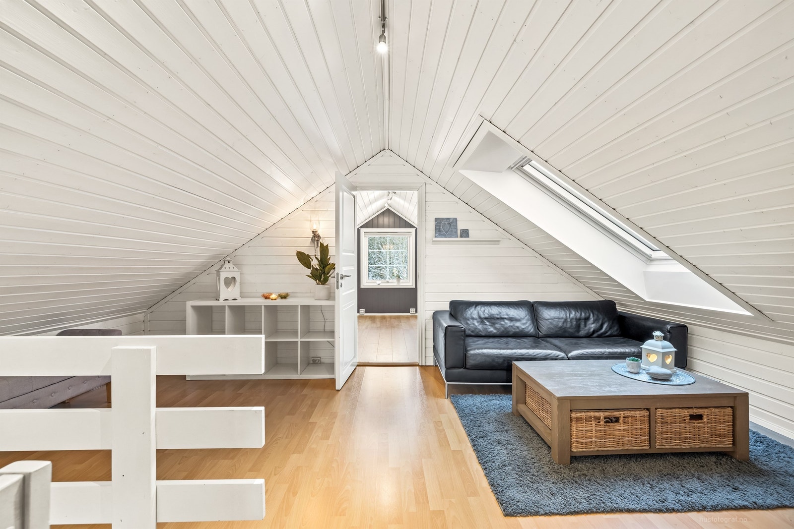 Det er en praktisk loftstue med sofaområde i 2. etasje Galleribilde