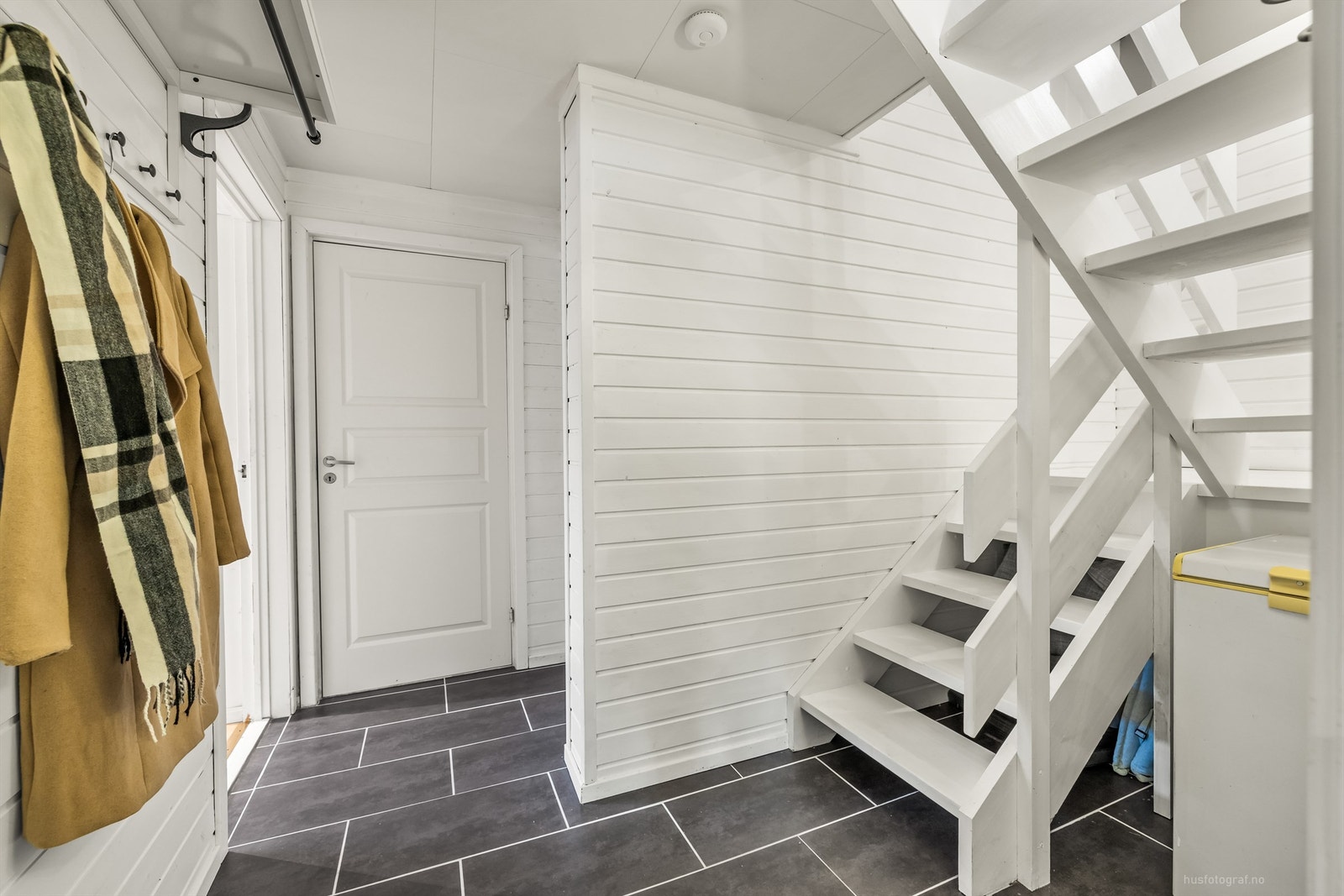 Innvendige overflater i kjeller: Laminat, fliser og betong på gulv. Panel, pusset leca og malte vegger. Plater i himling. Galleribilde