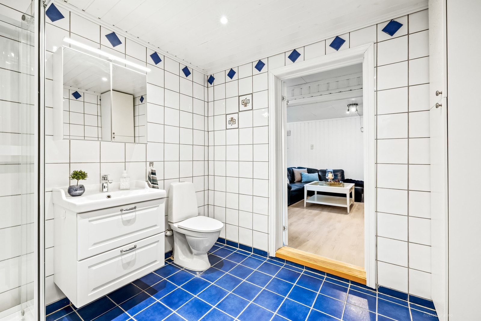 Badet har dusjkabinett, servant og gulvstående toalett Galleribilde