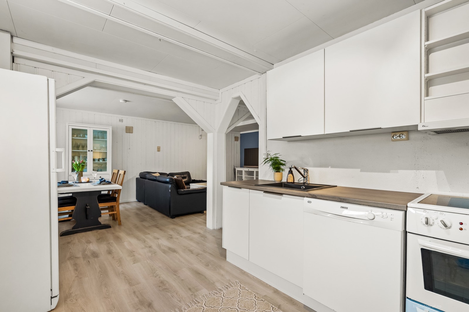 I kjelleren er det satt inn et kjøkken - Rommet er ikke godkjent for varig opphold Galleribilde