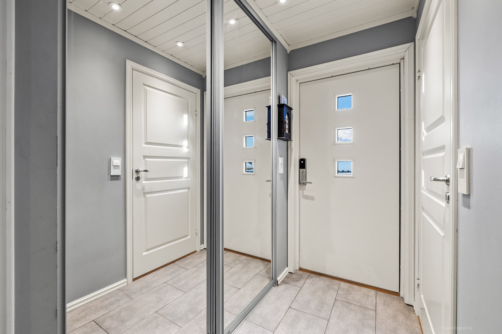 Entré med speilskyvedørsgarderobe, gulvvarme og elektronisk dørlås på ytterdør Galleribilde