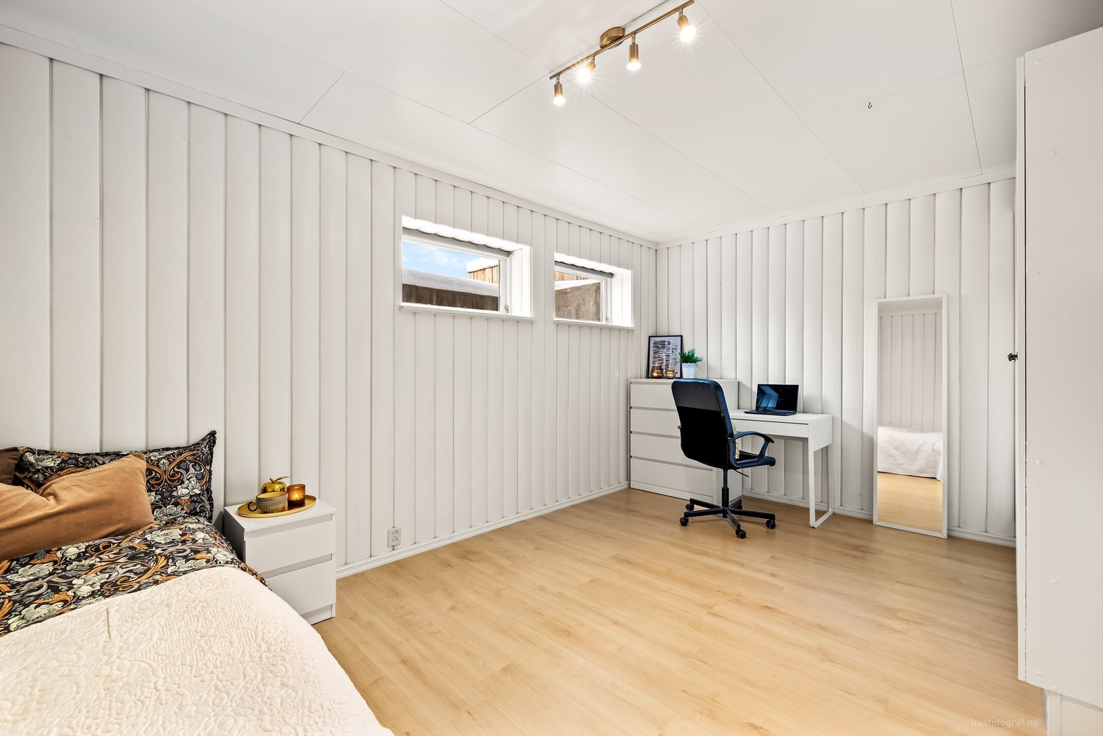 Det er innredet et romslig soverom i kjelleren - Rommet er ikke godkjent for varig opphold Galleribilde