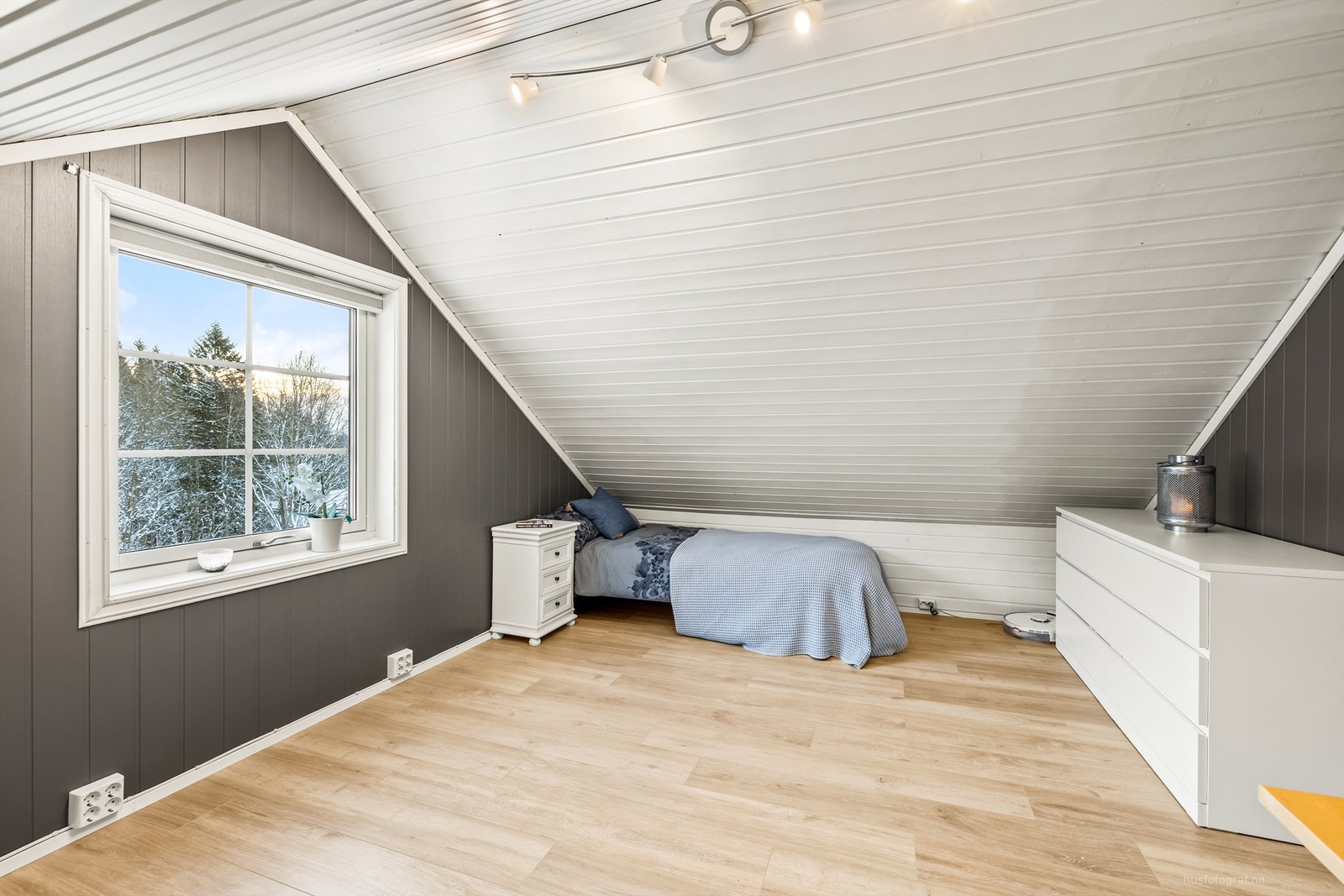 Soverommene i 2. etasje er beliggende på hver sin side av loftstuen Galleribilde