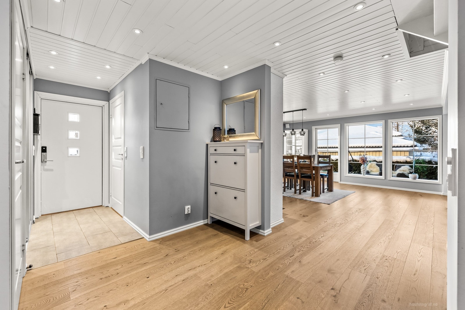 Mitsubishi luft-til-luft varmepumpe fra 2020 i trappegang Galleribilde