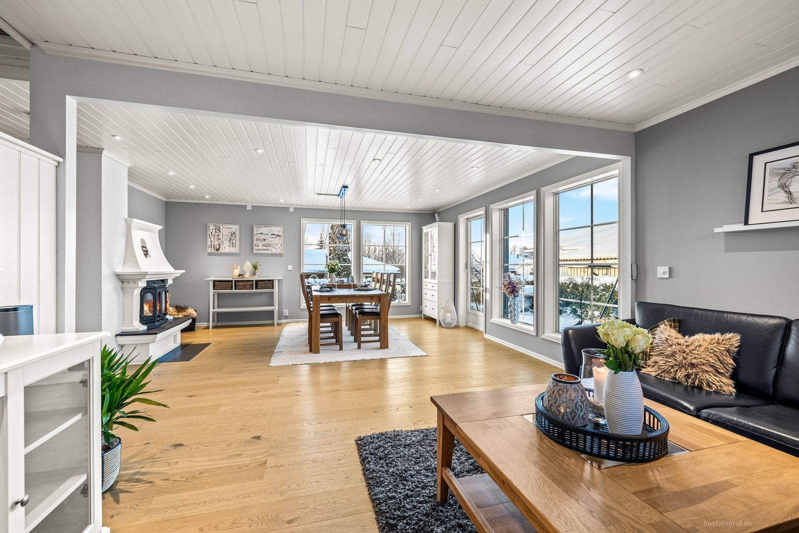 Pen innmurt peisinnsats med plate på gulv Galleribilde