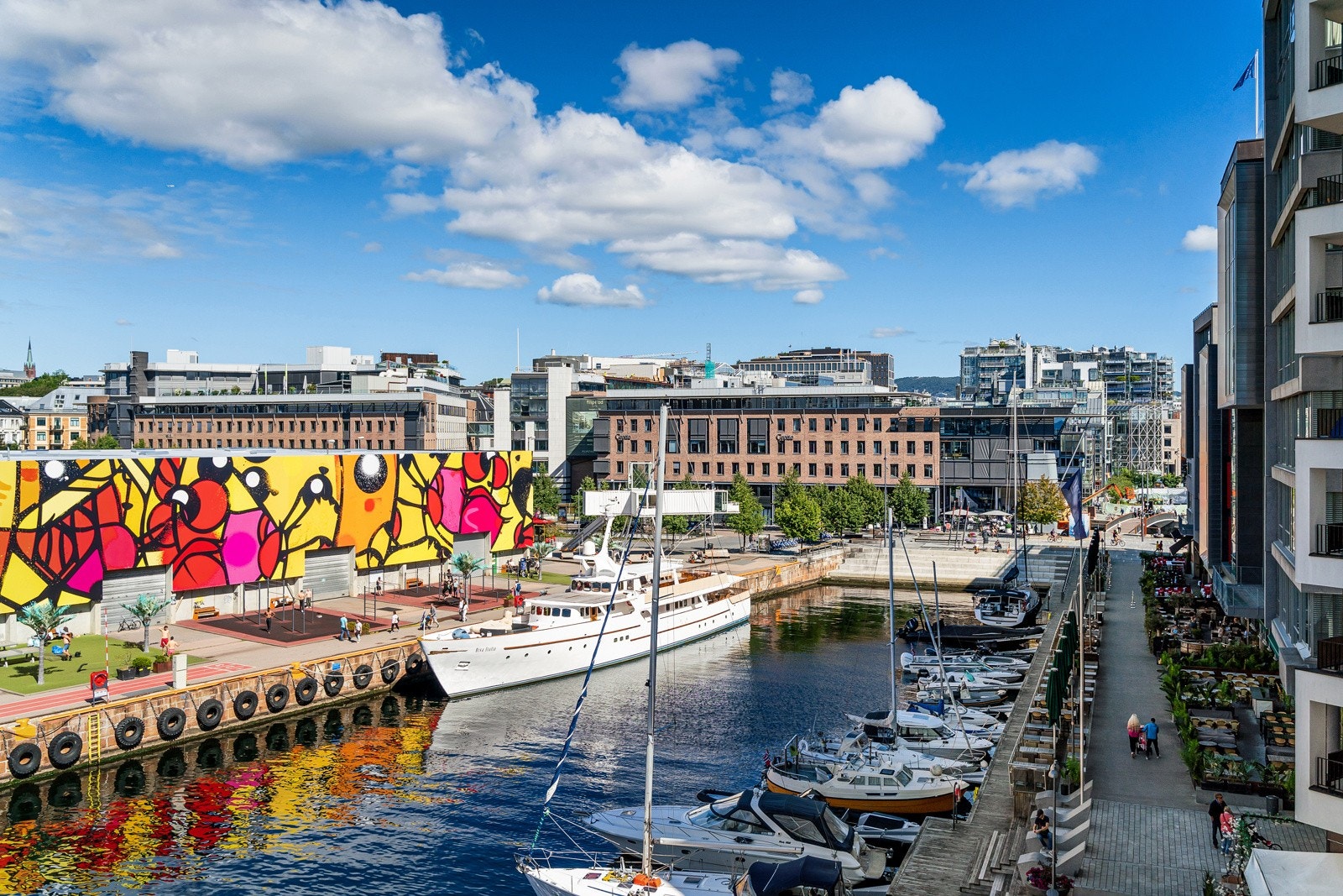 Tjuvholmen ligger kun en kort spasertur unna og byr på et pulserende restaurantmiljø og spennende aktiviteter ved vannkanten. Galleribilde