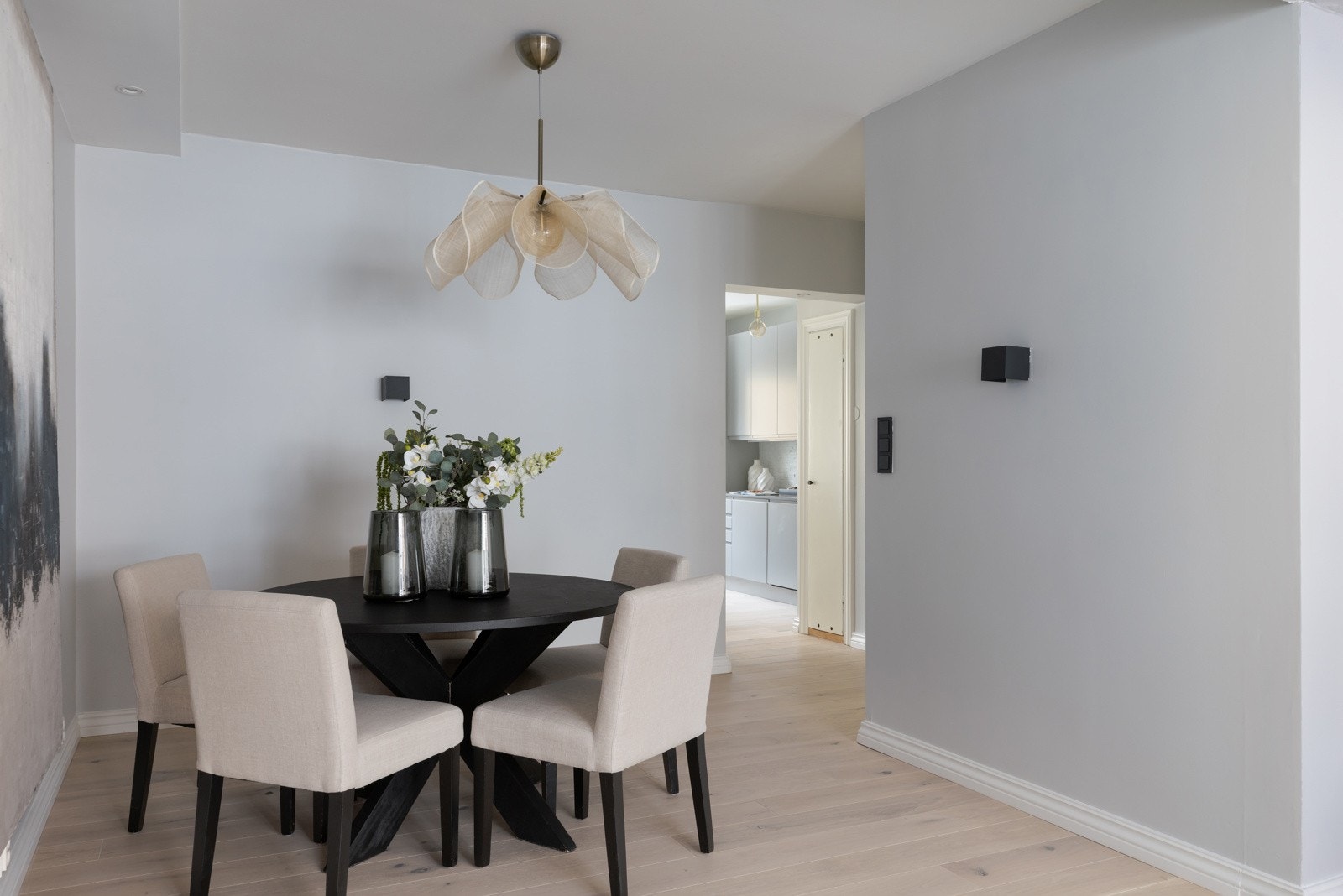 Fra stue/spisestue har man direkte adkomst til kjøkkenet som ligger i eget rom med østvendte vinduer mot bakgården. Galleribilde